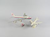deux maquettes d'avions posées sur une surface blanche