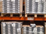 de nombreuses piles de cartons sur une palette dans un entrepôt