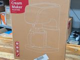des cartons de sorbetières posés sur une table en bois