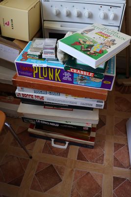une pile de livres posée sur le plan de travail de la cuisine
