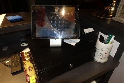 un ordinateur portable posé sur un bureau, à côté d'une tasse