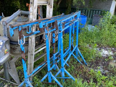 une machine bleue qui est posée dans l'herbe