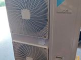 deux climatiseurs posés sur une palette dans un entrepôt