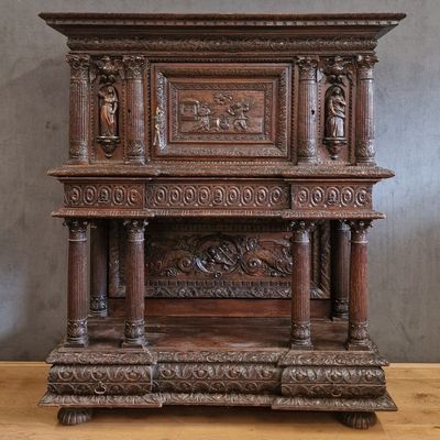 un vieux meuble en bois avec des sculptures et des gravures sur le dessus