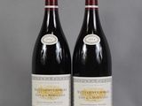 deux bouteilles de vin posées sur une table l'une à côté de l'autre