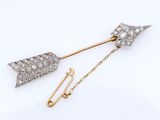 une broche en forme de flèche en diamant et en or