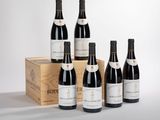 six bouteilles de vin dans un coffret en bois sur fond blanc