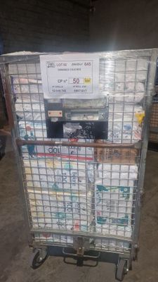 un chariot sur lequel sont posés de nombreux cartons