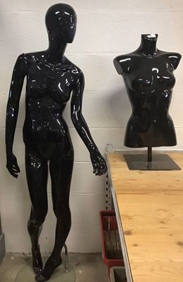 trois mannequins exposés dans une pièce