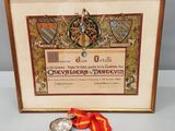 une photo encadrée représentant une médaille entourée d'un ruban