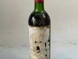 une bouteille de vin posée sur une table