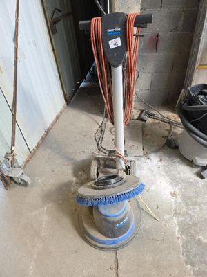 une machine posée sur le sol du garage