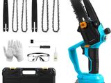 une tronçonneuse bleue et noire accompagnée d'une paire de gants, de gants et d'autres outils