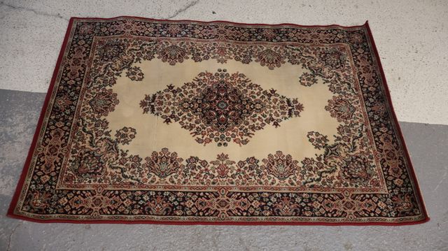 Tapis d’Orient, fait main en laine et soie. A nettoyer et usures....