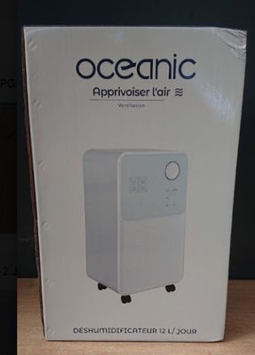 emballage d'un purificateur d'air blanc posé sur une table en bois