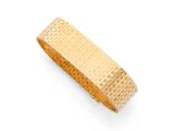 gros plan d'un bracelet en or sur fond blanc