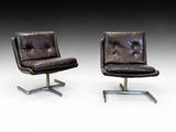 paire de fauteuils de salon en cuir marron avec des pieds en métal