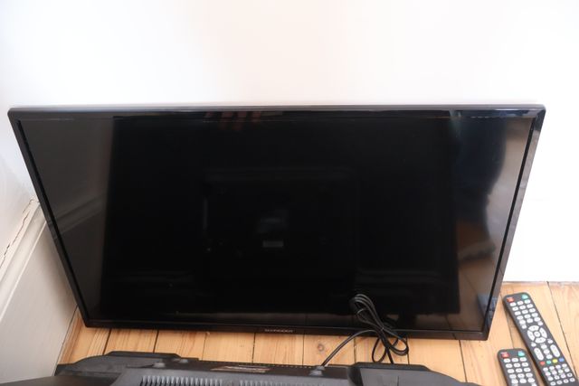 Téléviseur écran plat Schneider 80 cm, sans pieds, sans support. ...
