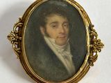un portrait ancien représentant un homme en costume, portant un nœud papillon