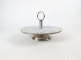 assiette en argent plaqué avec une poignée, sur fond blanc