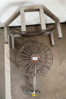 un ventilateur posé par terre à côté d'une chaise