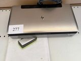 un ordinateur portable posé sur une table