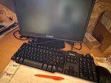 un écran d'ordinateur et un clavier posés sur un bureau