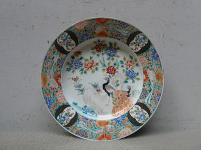 Plat en porcelaine, à décor polychrome de fleurs et d'un ois…