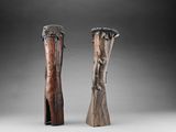 une paire de poteaux en bois sculptés