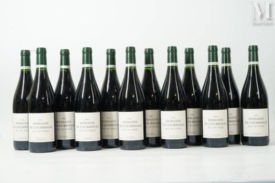 six bouteilles de vin sont alignées sur une table