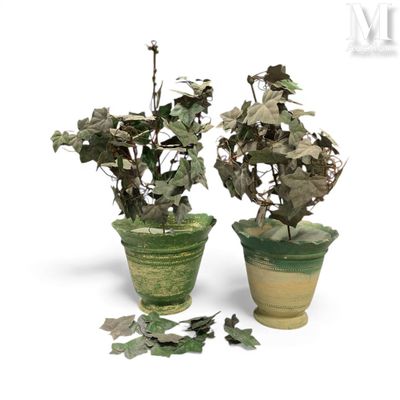 Paire de jardinières de forme évasée et les bords découpés, …