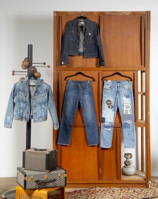 une photo d'un portant sur lequel sont accrochés des jeans