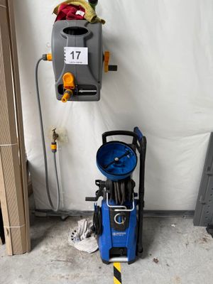 un nettoyeur haute pression bleu posé à côté d'une machine grise et noire