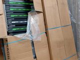 de nombreux cartons empilés les uns sur les autres dans une pièce