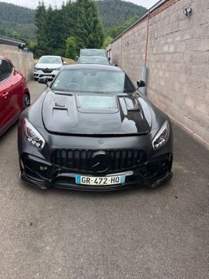deux voitures garées l'une à côté de l'autre dans un parking