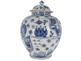 un vase bleu et blanc avec un couvercle sur fond blanc