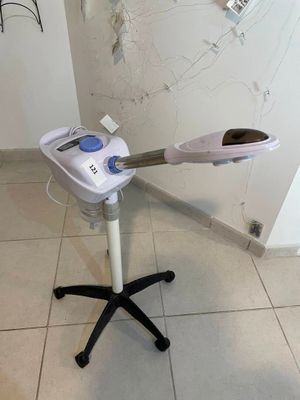 un sèche-cheveux posé sur un support dans une pièce