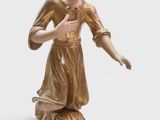 une statue représentant une femme debout sur un socle