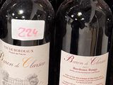 plusieurs bouteilles de vin sont alignées sur une étagère dans un magasin