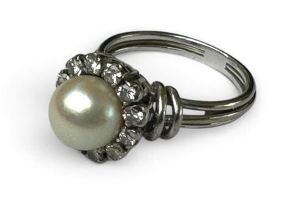 bague en perles et diamants sur fond blanc, avec un espace réservé au texte