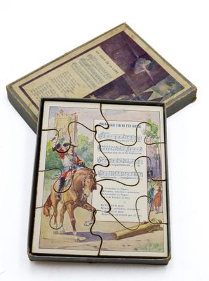 une boîte-énigme sur laquelle figure l'image d'un homme à cheval
