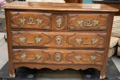 COMMODE En noyer Ouvrant à quatre tiroirs sur trois rangs