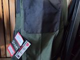 un pantalon suspendu à un cintre dans une pièce