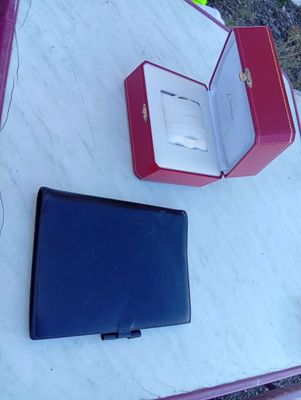 une boîte rouge contenant des écouteurs, posée sur une table