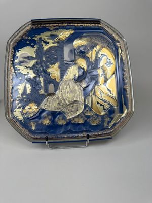 l'image d'une boîte bleue et dorée sur laquelle figure une femme