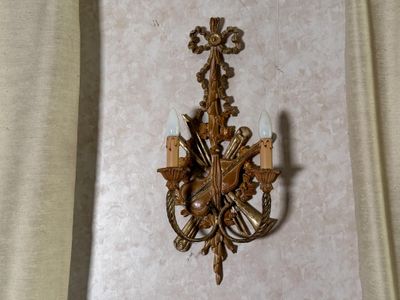 une applique murale accrochée au mur