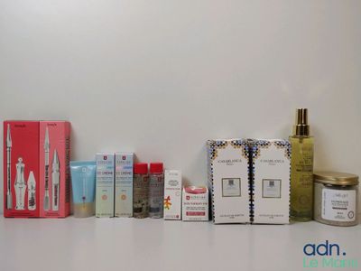 de nombreux types de produits de soins de la peau alignés sur une étagère
