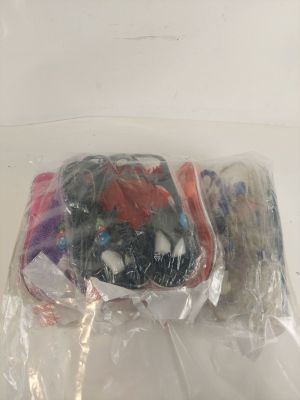 un sac d'objets assortis posé sur une table