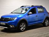 La Dacia bleue est garée dans le garage, avec sa galerie de toit.
