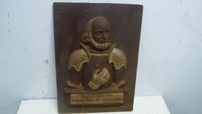 une vieille plaque représentant un homme en armure tenant une balle